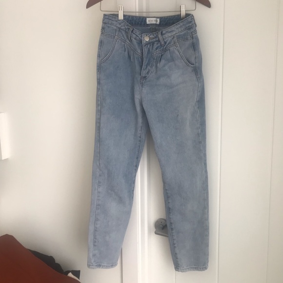 High rise butt fly cropped jeans. - Picture 9 of 9